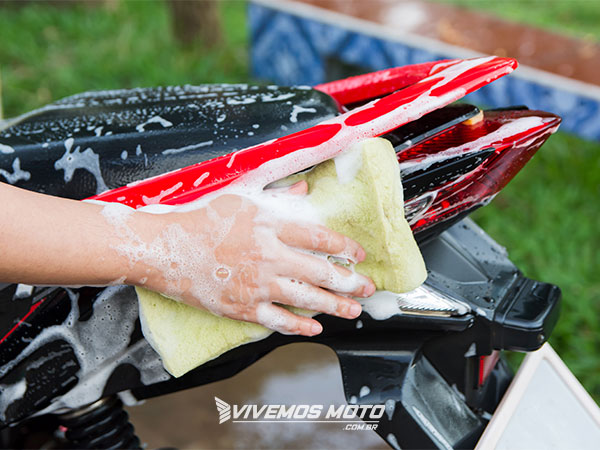 Pessoa lavando a moto no quintal de casa - Vivemos Moto